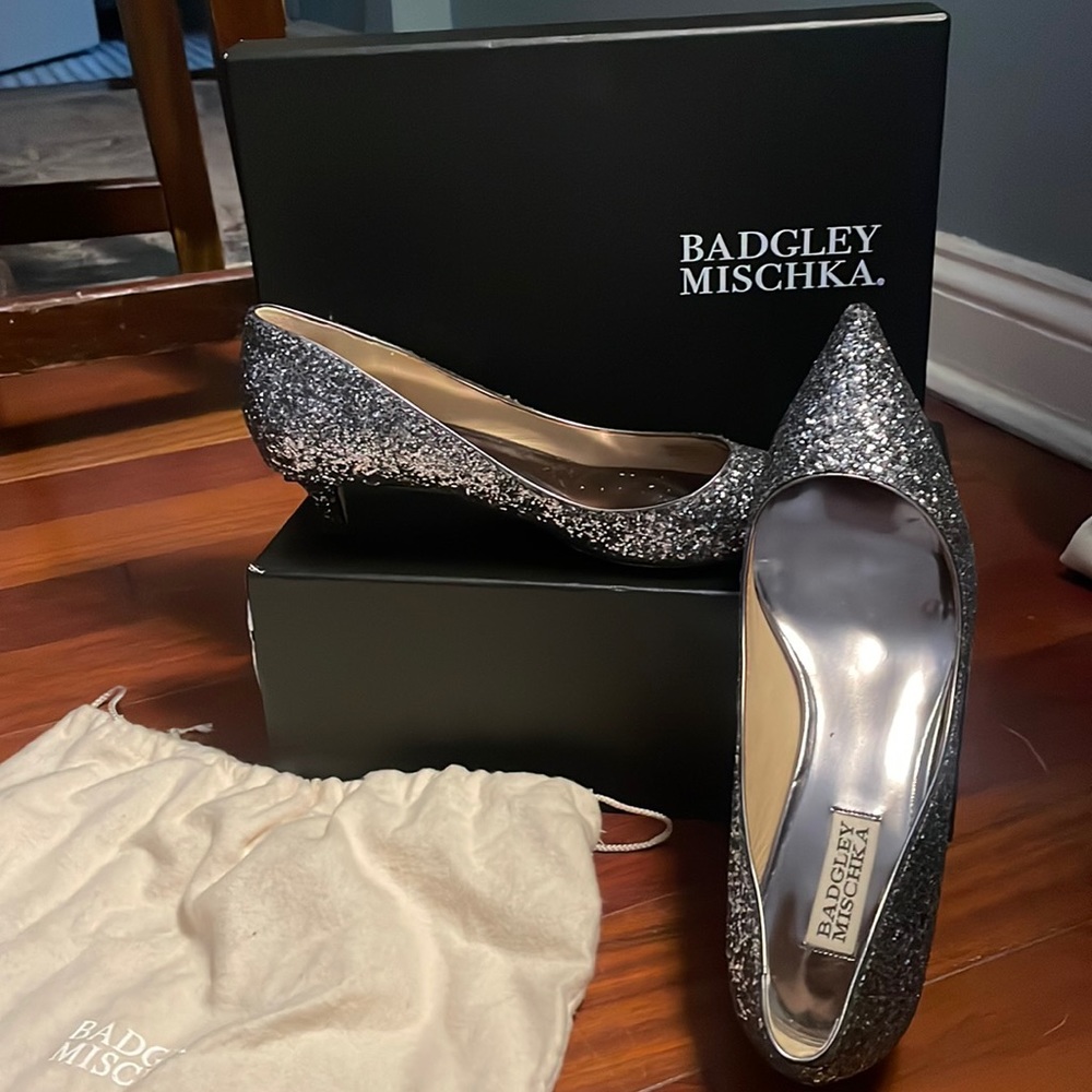 Badgley Mischka pointed toe, kitten, heel size 8 sparkle pumps